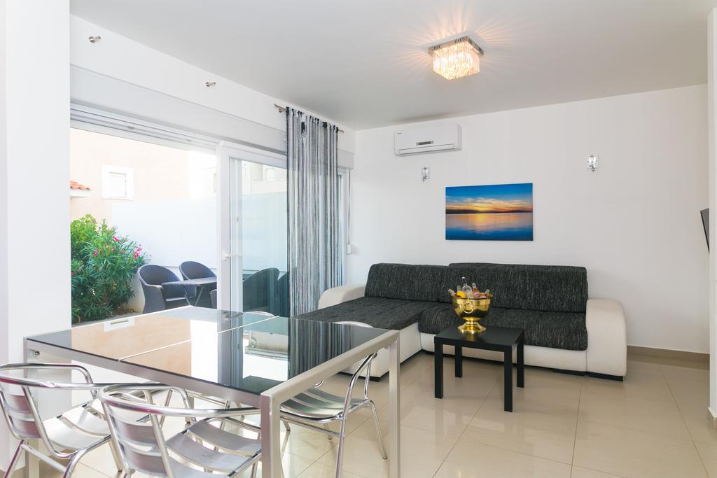 Apartment Tina Novalja